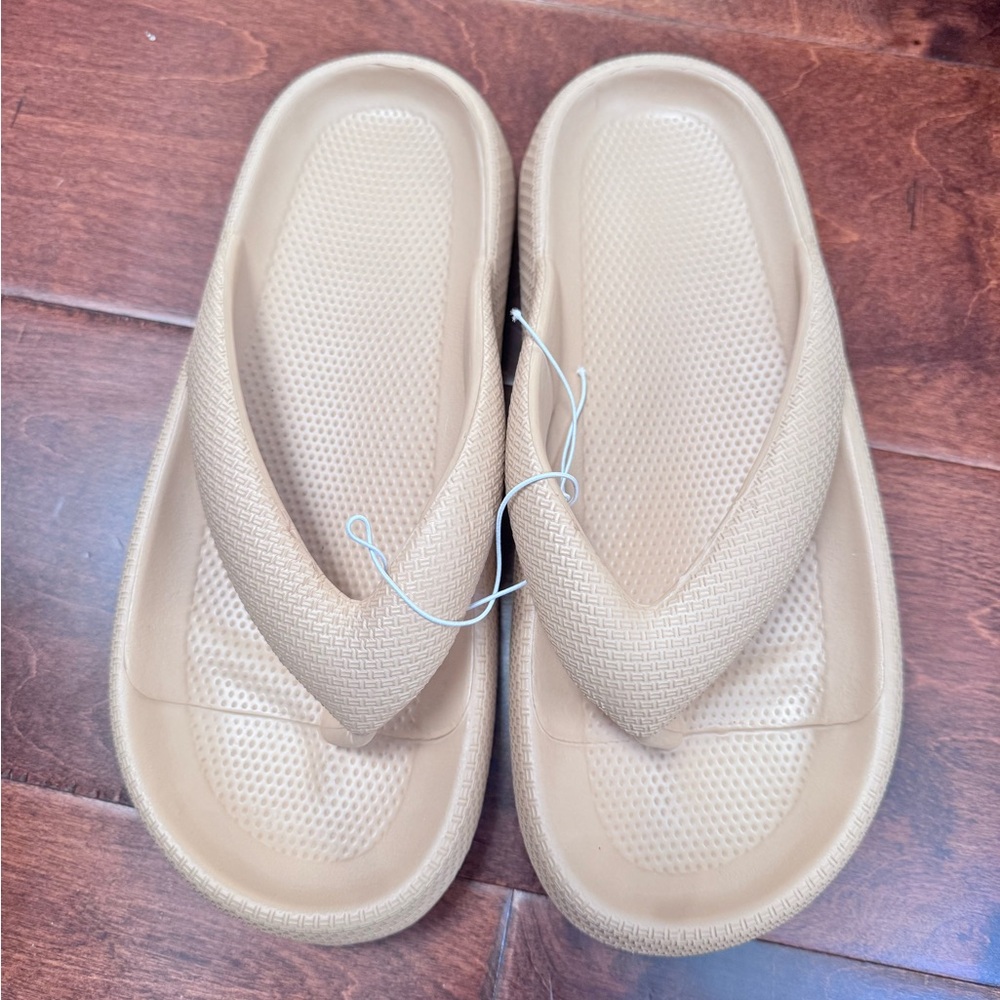 Women’s Cloud Flip Flop - NWT And Comfy